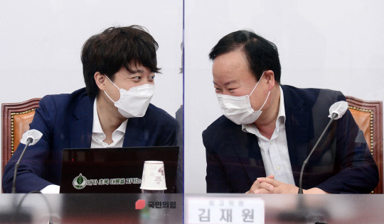 지난 7월5일 서울 여의도 국회에서 열린 국민의힘 최고위원회의에서 이준석(왼쪽) 당대표가 김재원(오른쪽) 최고위원과 대화를 하고 있다.연합뉴스